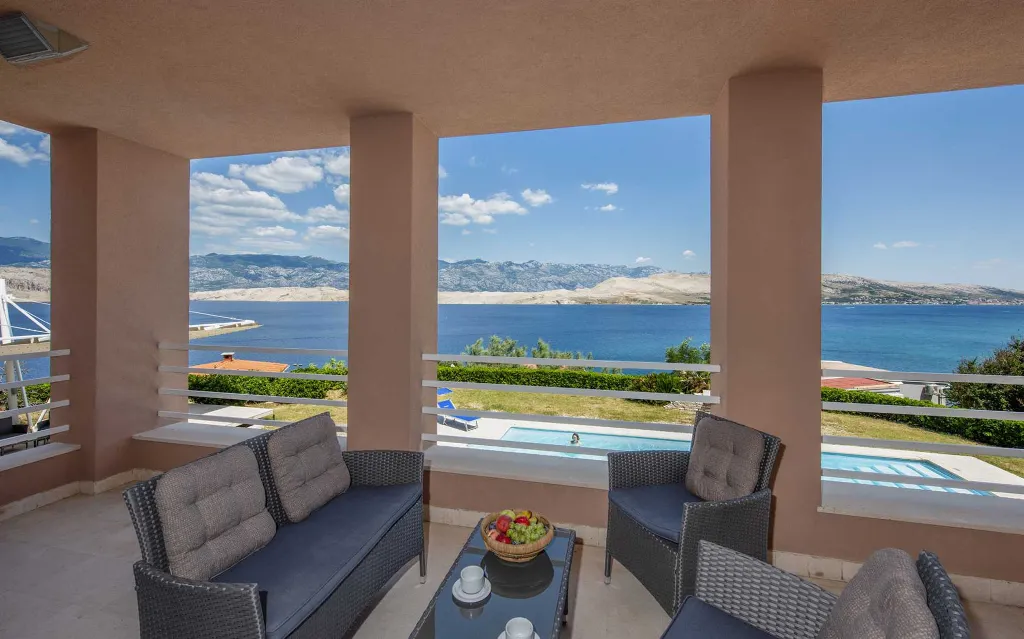 5-Bedroom Villa in Pag with Pool and Jacuzzi