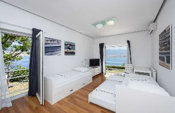 5-Bedroom Villa in Pag with Pool and Jacuzzi