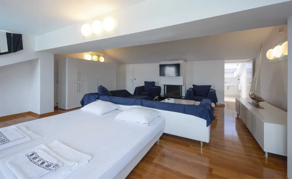 5-Bedroom Villa in Pag with Pool and Jacuzzi