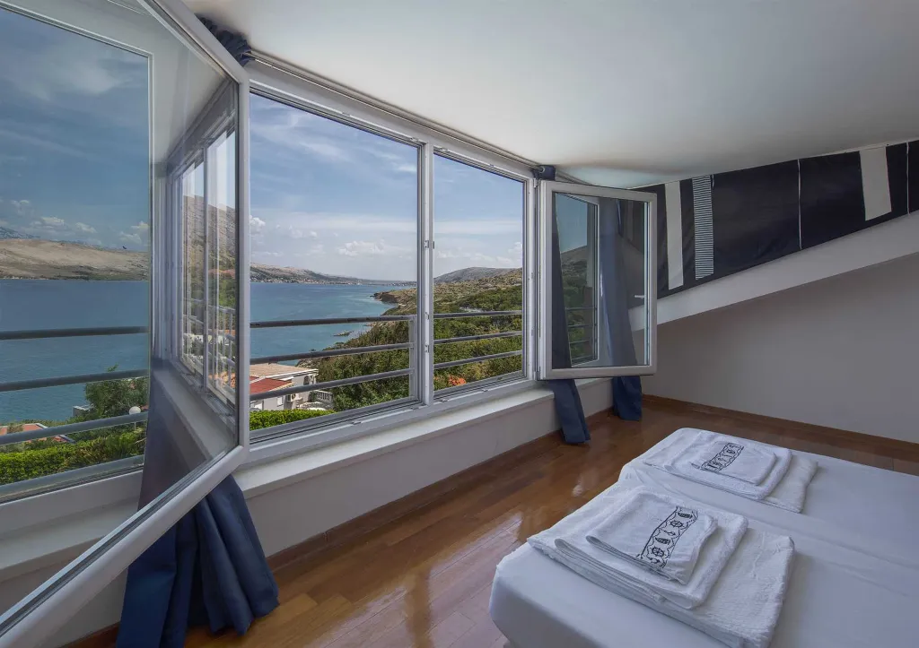 5-Bedroom Villa in Pag with Pool and Jacuzzi
