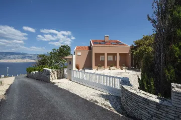 5-Bedroom Villa in Pag with Pool and Jacuzzi