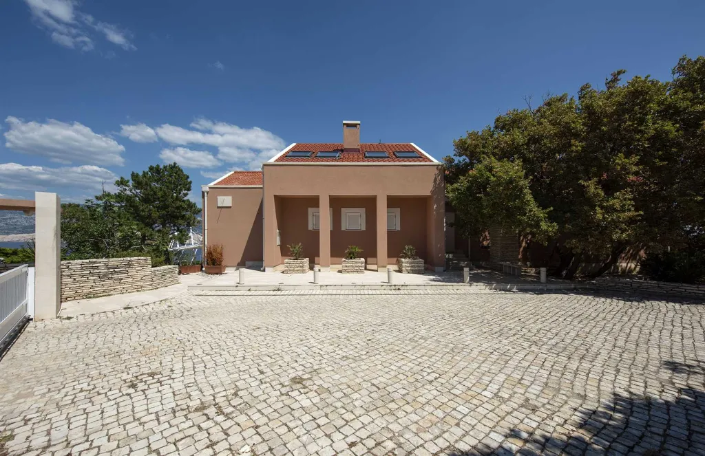 5-Bedroom Villa in Pag with Pool and Jacuzzi