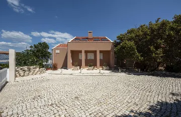 5-Bedroom Villa in Pag with Pool and Jacuzzi