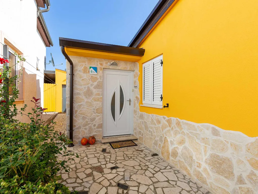 Garden Whirlpool Apartment for up to 4 in Nova Vas