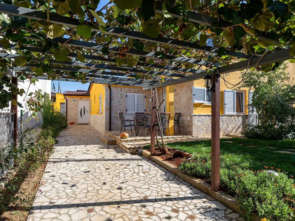 Garden Whirlpool Apartment for up to 4 in Nova Vas