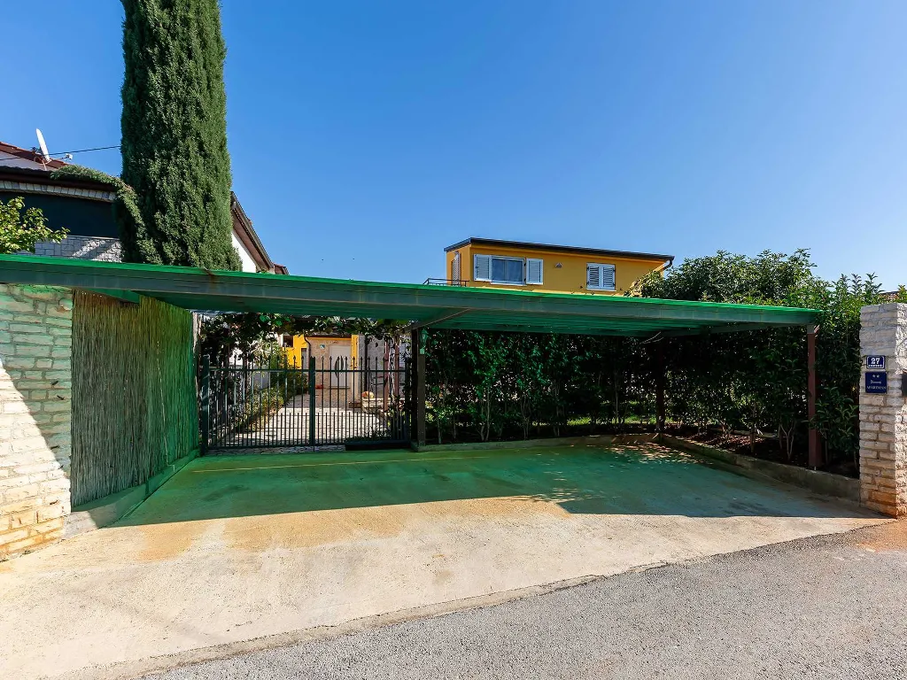 Garden Whirlpool Apartment for up to 4 in Nova Vas