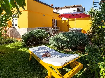 Garden Whirlpool Apartment for up to 4 in Nova Vas