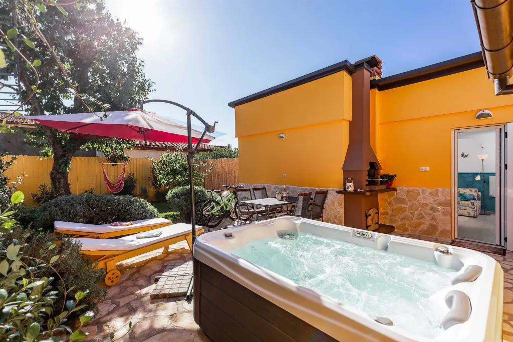 Garden Whirlpool Apartment for up to 4 in Nova Vas