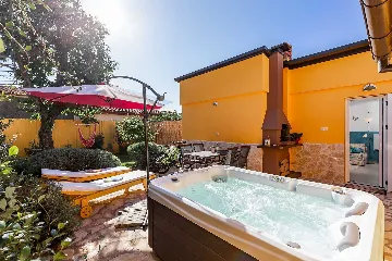 Garden Whirlpool Apartment for up to 4 in Nova Vas