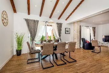 5-Bedroom Villa with Swimming Pool in Šibenik