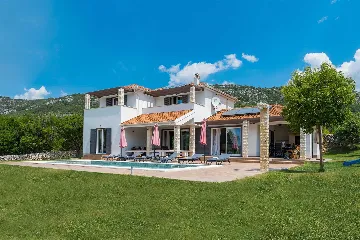 5-Bedroom Villa with Swimming Pool in Šibenik