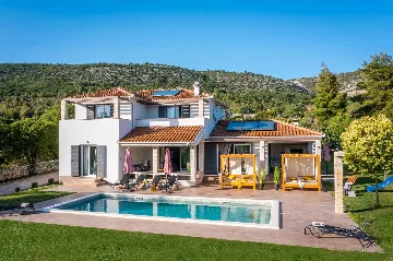 5-Bedroom Villa with Swimming Pool in Šibenik