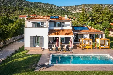 5-Bedroom Villa with Swimming Pool in Šibenik