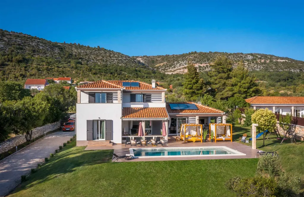 5-Bedroom Villa with Swimming Pool in Šibenik