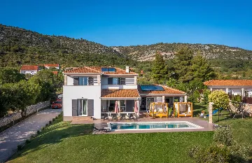 5-Bedroom Villa with Swimming Pool in Šibenik