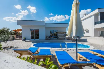 4-Bedroom Villa in Šibenik with Swimming Pool