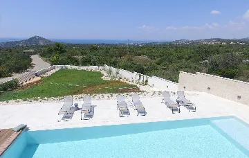 6-Bedroom Villa in Primošten for Up to 12 Guests