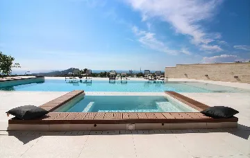 6-Bedroom Villa in Primošten for Up to 12 Guests