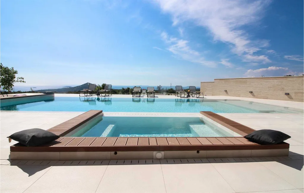 6-Bedroom Villa in Primošten for Up to 12 Guests
