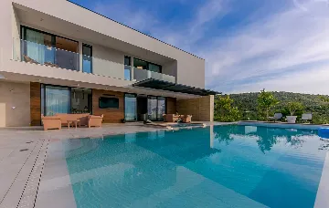 6-Bedroom Villa in Primošten for Up to 12 Guests