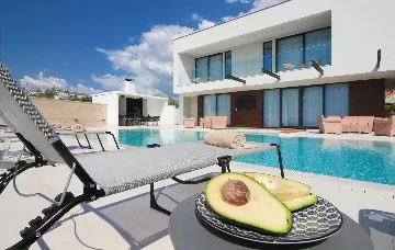 6-Bedroom Villa in Primošten for Up to 12 Guests