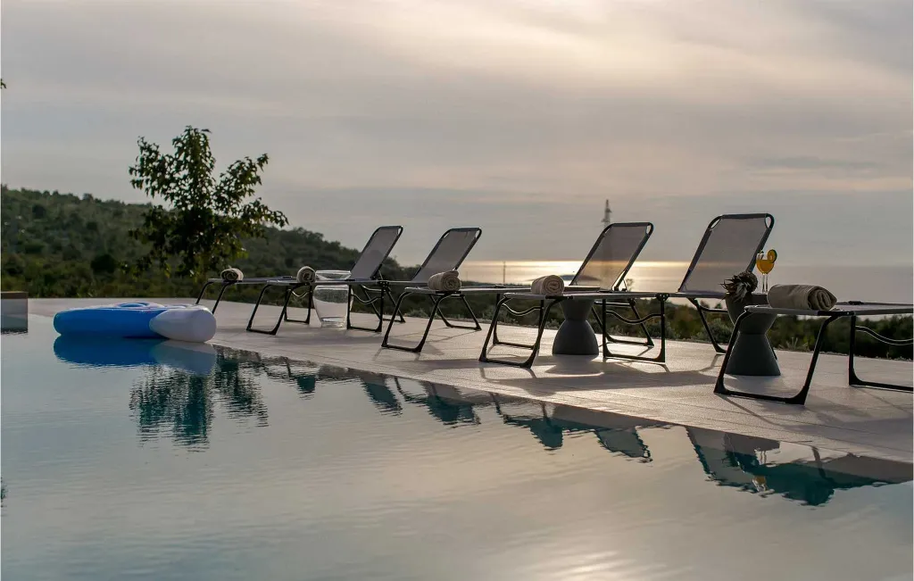 6-Bedroom Villa in Primošten for Up to 12 Guests