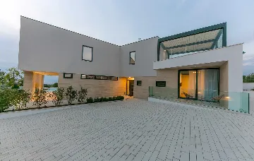 6-Bedroom Villa in Primošten for Up to 12 Guests
