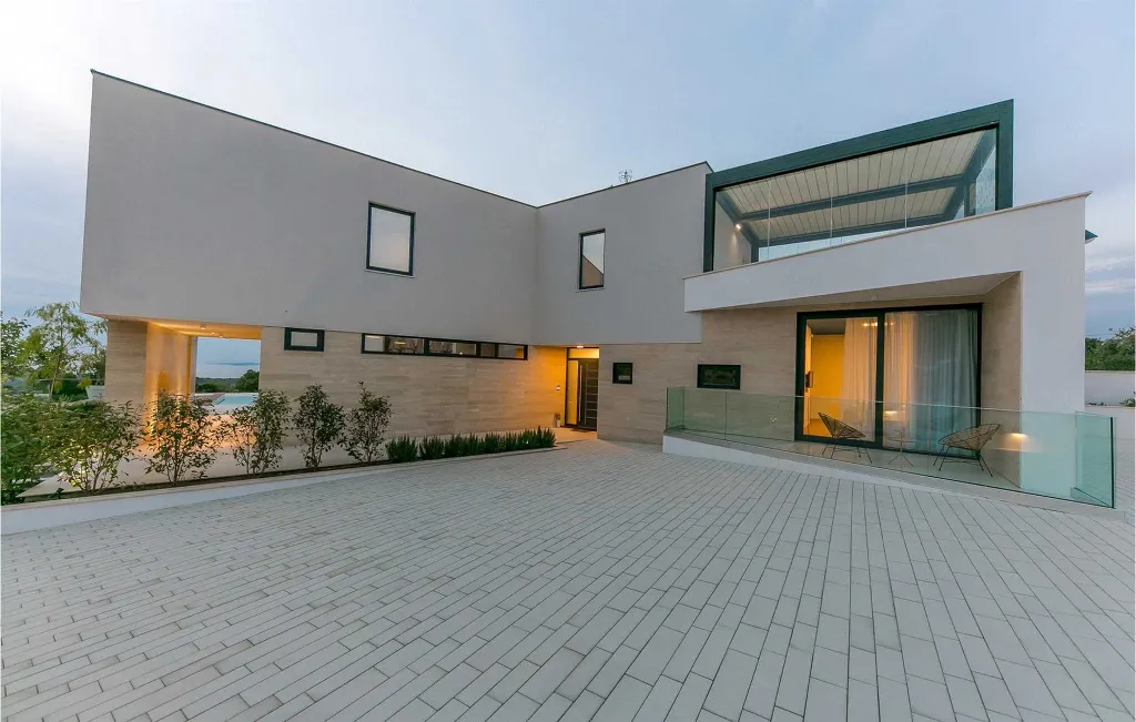 6-Bedroom Villa in Primošten for Up to 12 Guests