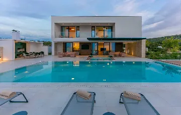 6-Bedroom Villa in Primošten for Up to 12 Guests