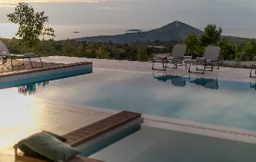 6-Bedroom Villa in Primošten for Up to 12 Guests