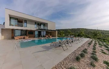 6-Bedroom Villa in Primošten for Up to 12 Guests