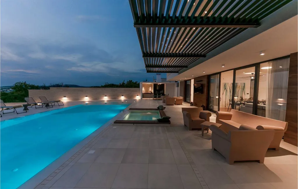 6-Bedroom Villa in Primošten for Up to 12 Guests