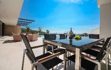 6-Bedroom Villa in Primošten for Up to 12 Guests