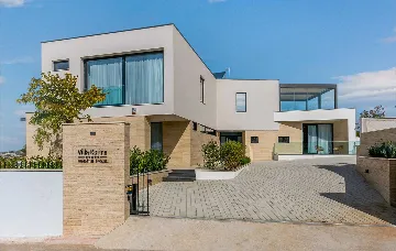 6-Bedroom Villa in Primošten for Up to 12 Guests