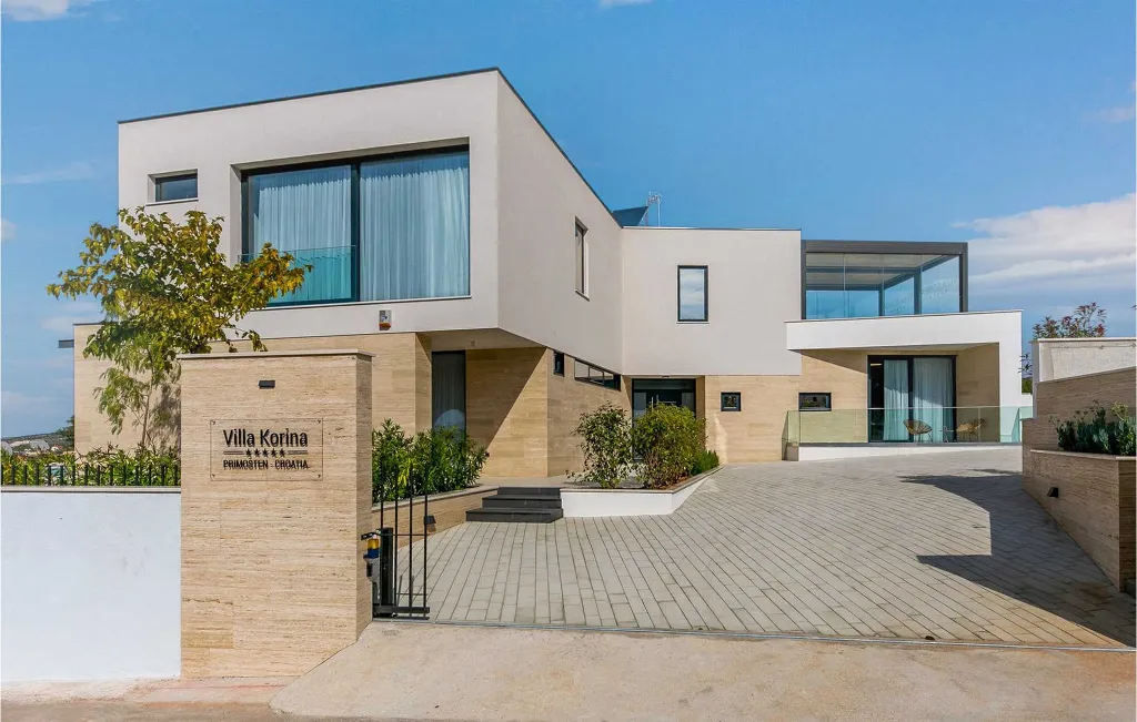 6-Bedroom Villa in Primošten for Up to 12 Guests