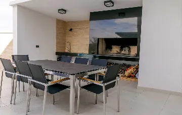 6-Bedroom Villa in Primošten for Up to 12 Guests