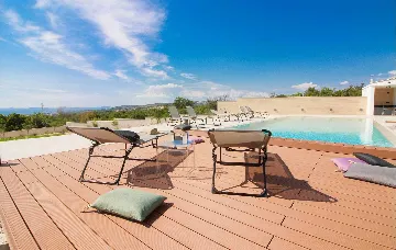 6-Bedroom Villa in Primošten for Up to 12 Guests