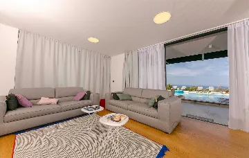 6-Bedroom Villa in Primošten for Up to 12 Guests