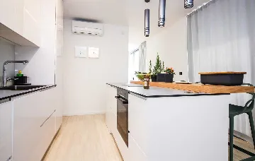 6-Bedroom Villa in Primošten for Up to 12 Guests