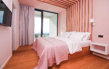 6-Bedroom Villa in Primošten for Up to 12 Guests