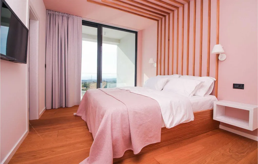 6-Bedroom Villa in Primošten for Up to 12 Guests