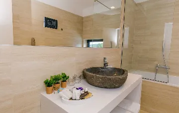 6-Bedroom Villa in Primošten for Up to 12 Guests