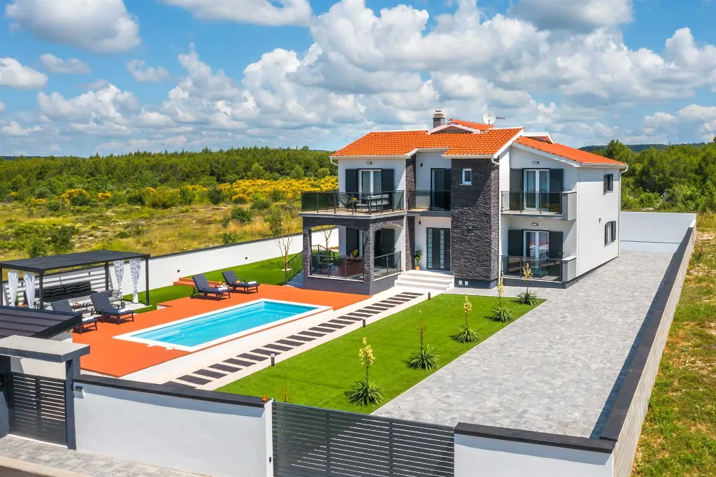 3-Bedroom Apartment in Skradin with Pool