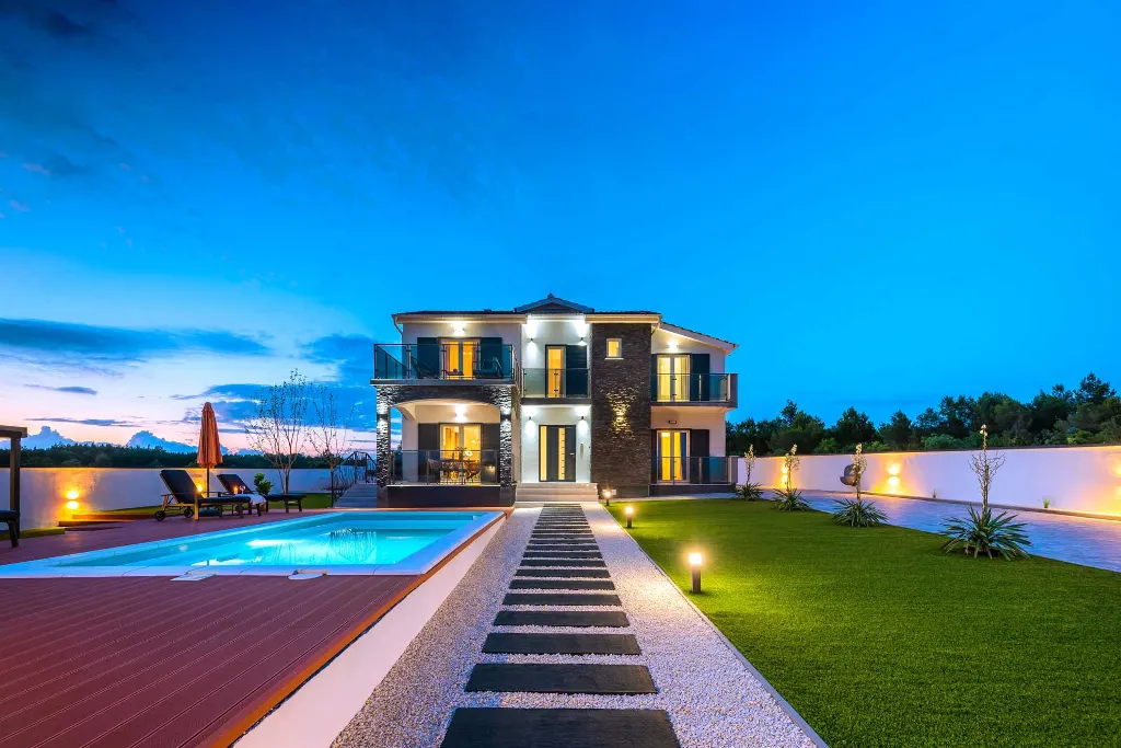 3-Bedroom Apartment in Skradin with Pool