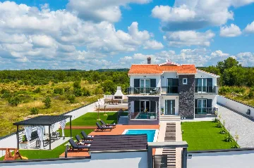 3-Bedroom Apartment in Skradin with Pool