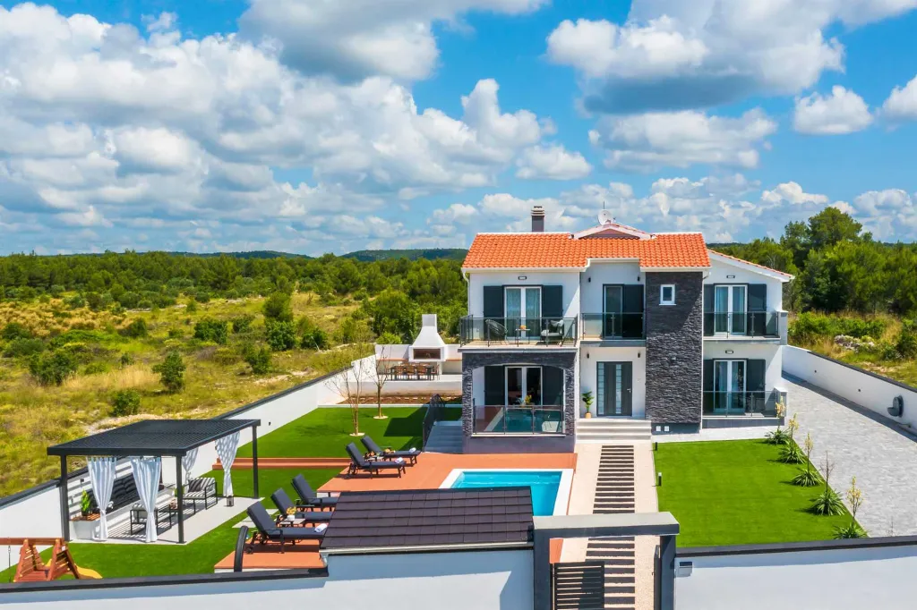 3-Bedroom Apartment in Skradin with Pool