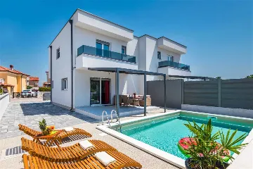 Villa for 6 Guests with Private Pool in Šibenik