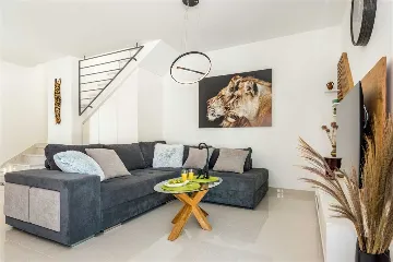 Villa for 6 Guests with Private Pool in Šibenik