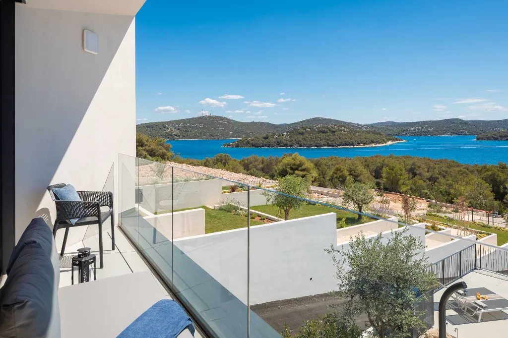 Villa with Pool and 5 Bedrooms in Jezera