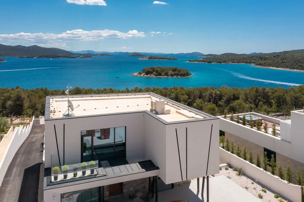 Villa with Pool and 5 Bedrooms in Jezera